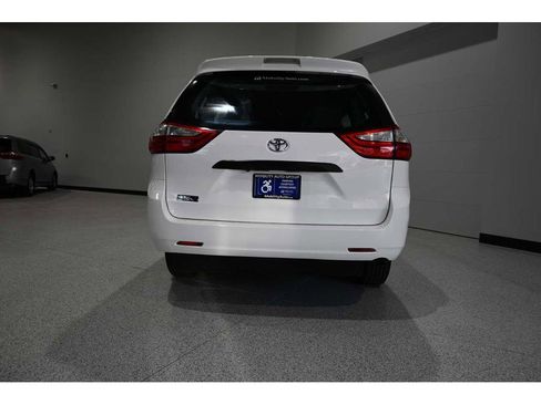 Used 2015 Toyota Sienna L image 7