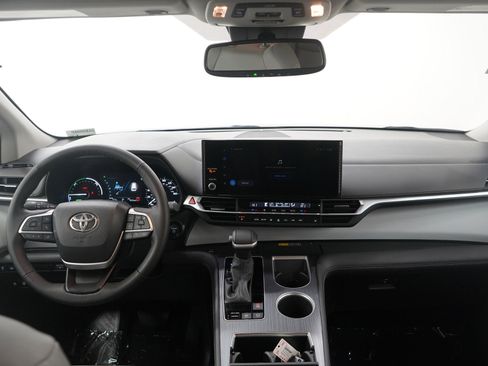 Used 2025 Toyota Sienna XLE image 14