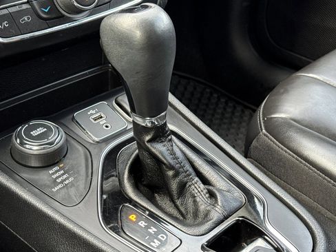 Used 2020 Jeep Cherokee Latitude Plus image 18