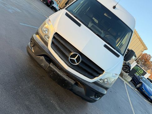 Used 2018 Mercedes-Benz Sprinter 2500 image 9