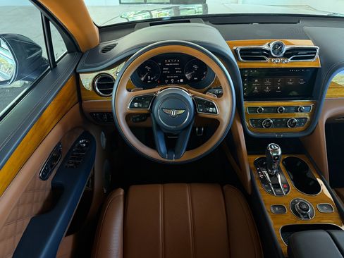 Used 2021 Bentley Bentayga image 44