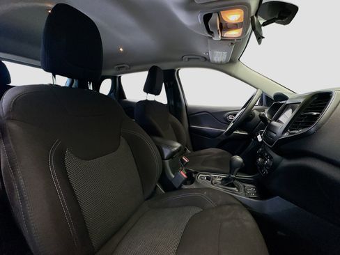 Used 2019 Jeep Cherokee Latitude w/ Popular Appearance Group image 17