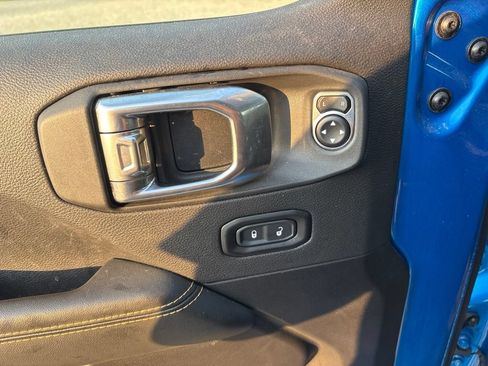 Used 2025 Jeep Gladiator Sport AWD/4WD image 16