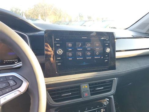 New 2025 Volkswagen Taos SE image 9