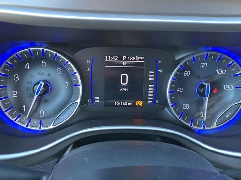 Used 2020 Chrysler Pacifica Touring-L image 6