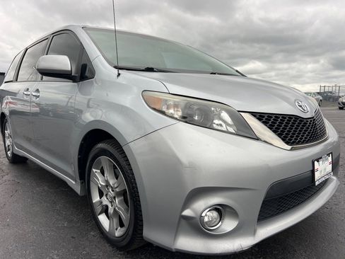 Used 2013 Toyota Sienna SE image 1