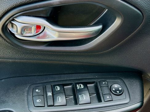 Used 2019 Jeep Cherokee Trailhawk image 22