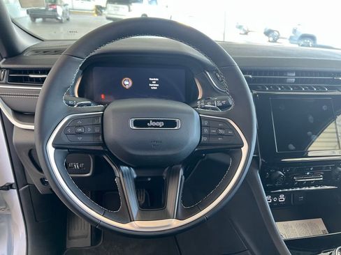 New 2025 Jeep Grand Cherokee L Laredo image 11