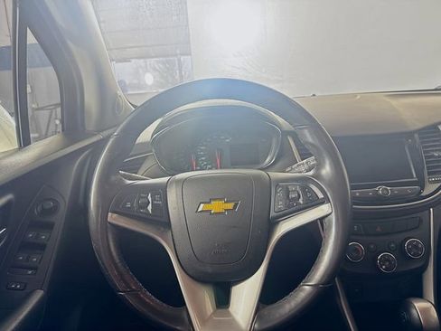Used 2019 Chevrolet Trax LT w/ LT Convenience Package AWD/4WD image 21