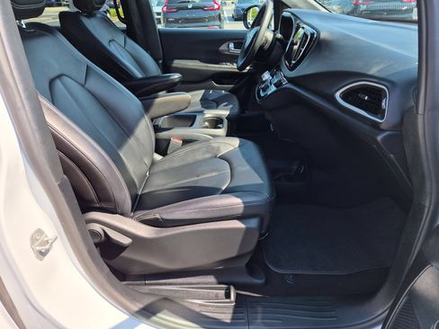 Used 2025 Chrysler Pacifica Select FWD image 35
