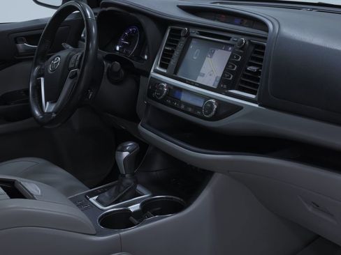 Used 2017 Toyota Highlander XLE image 14