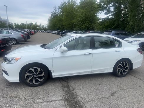 Used 2017 Honda Accord EX image 9