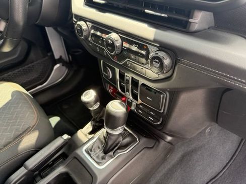 Used 2024 Jeep Gladiator Mojave w/ Technology Group AWD/4WD image 32
