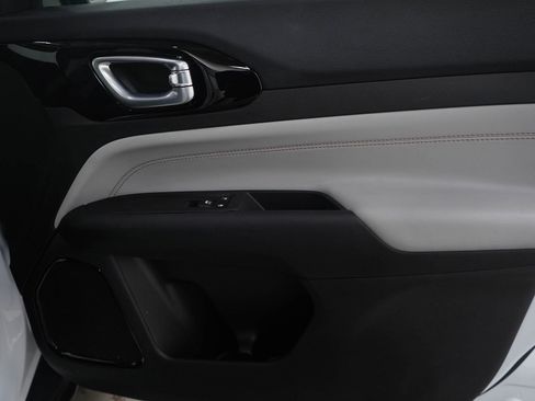 Used 2024 Jeep Compass Limited image 9