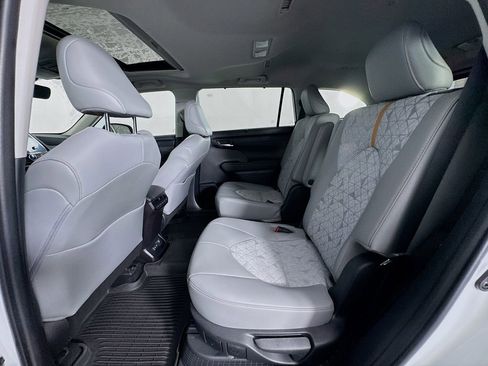Used 2023 Toyota Highlander Bronze Edition image 23
