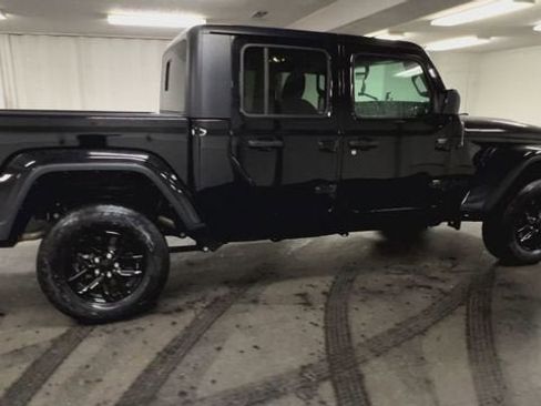 Used 2023 Jeep Gladiator Sport image 9