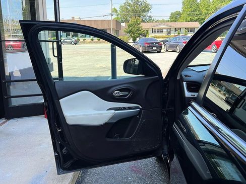 Used 2018 Jeep Cherokee Overland w/ Technology Group FWD image 28