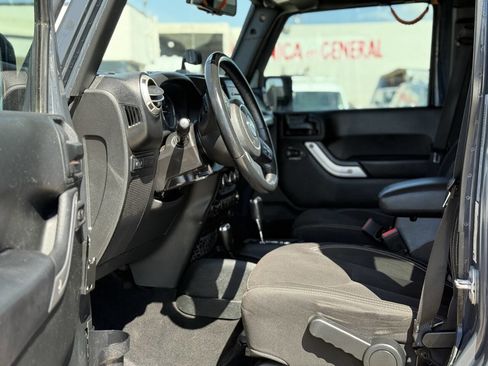 Used 2017 Jeep Wrangler Unlimited Rubicon w/ Connectivity Group image 3