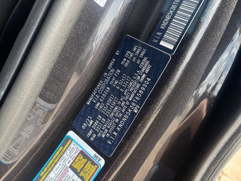 Used 2026 Kia Carnival FWD image 32