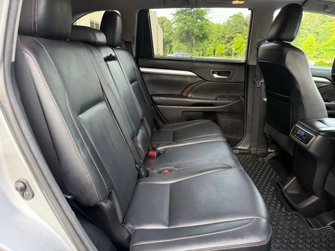 Used 2018 Toyota Highlander XLE AWD/4WD image 39