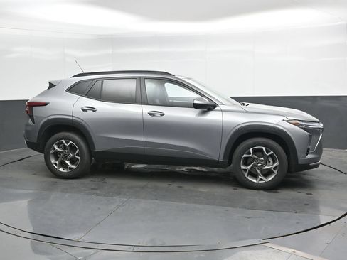 Used 2025 Chevrolet Trax LT w/ LT Convenience Package FWD image 3