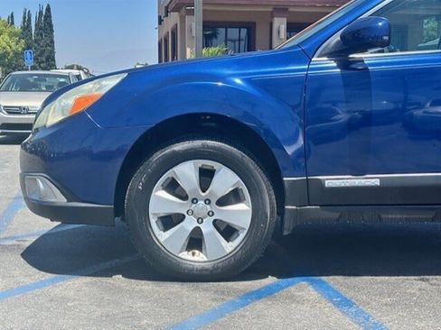 Used 2010 Subaru Outback 2.5i Premium AWD/4WD image 11