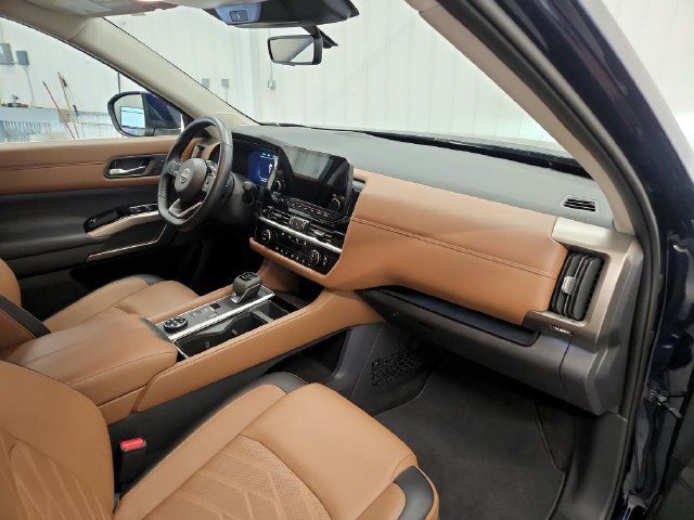 Used 2025 Nissan Pathfinder Platinum w/ Cargo Package AWD/4WD image 25
