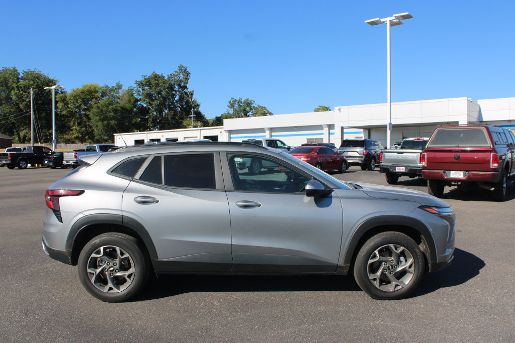 Used 2025 Chevrolet Trax LT FWD image 11