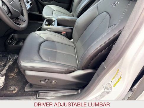 New 2026 Chrysler Pacifica Select AWD/4WD image 17