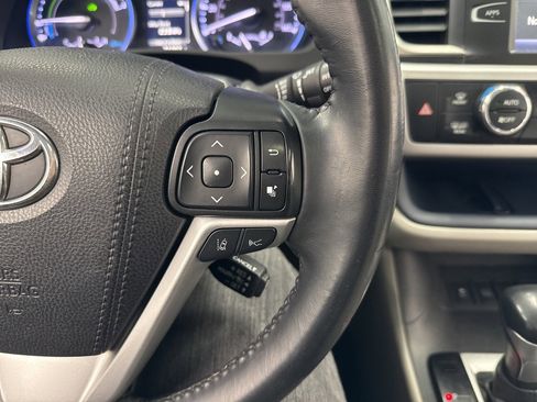 Used 2019 Toyota Highlander XLE image 22