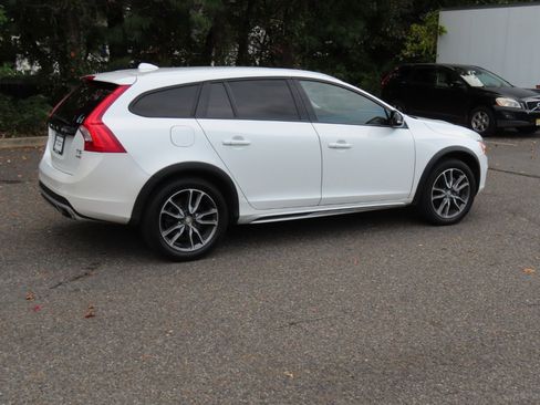 Used 2018 Volvo V60 T5 Cross Country w/ Convenience Package image 23