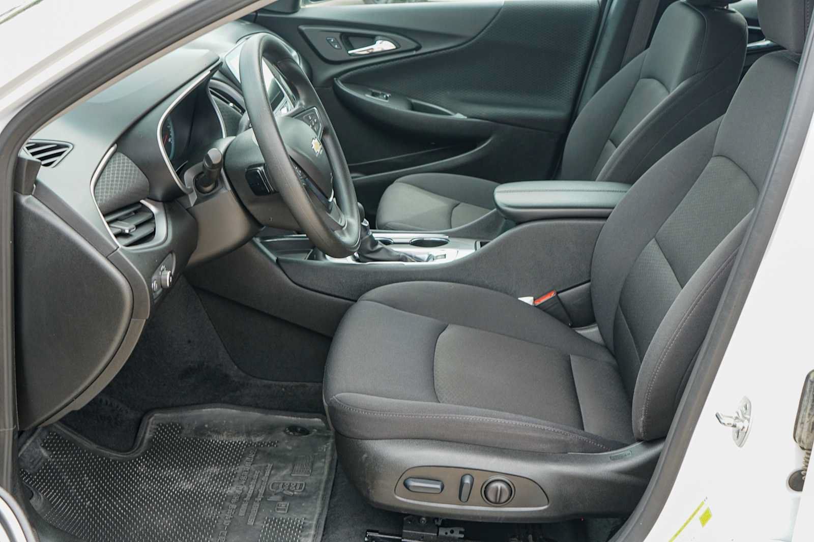 Used 2025 Chevrolet Malibu LT FWD image 9