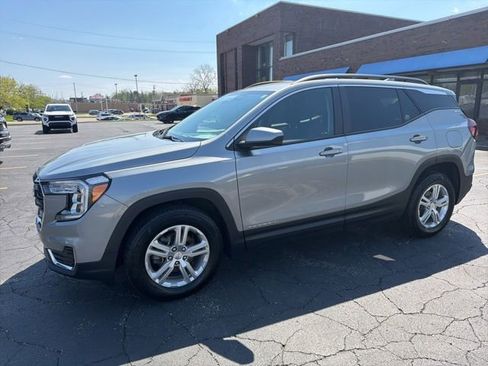 Used 2024 GMC Terrain SLE w/ Driver Convenience Package image 3
