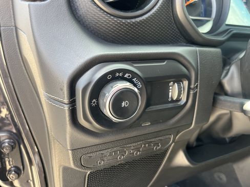 Used 2025 Jeep Wrangler Unlimited Rubicon AWD/4WD image 16