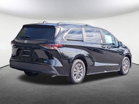 New 2026 Toyota Sienna XLE AWD/4WD image 5
