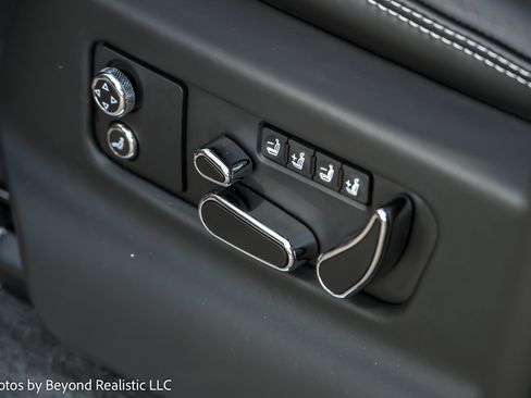 Used 2024 Bentley Bentayga image 33