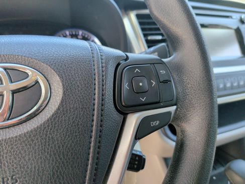 Used 2015 Toyota Highlander LE FWD image 19