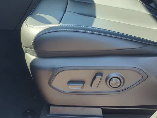 Certified 2025 Jeep Grand Cherokee L Limited w/ Black Appearance Package AWD/4WD image 18