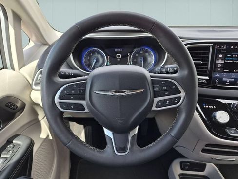 Used 2024 Chrysler Pacifica Touring-L FWD image 18