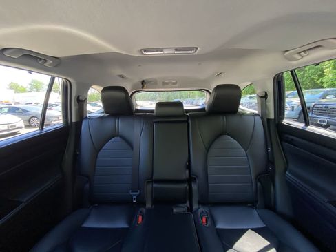 Used 2023 Toyota Highlander XLE AWD/4WD image 28