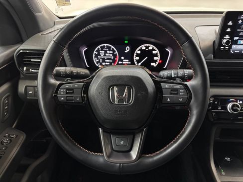 Used 2025 Honda Pilot TrailSport image 17