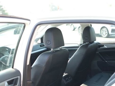 Used 2016 Volkswagen Golf SE image 25