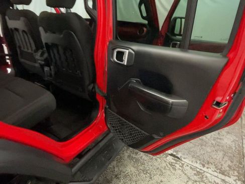 Used 2019 Jeep Wrangler Unlimited Rubicon w/ Dual Top Group AWD/4WD image 23