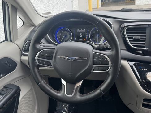 Used 2020 Chrysler Pacifica Touring-L image 20