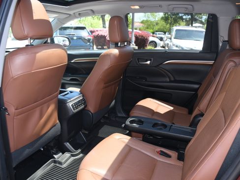 Used 2019 Toyota Highlander Limited Platinum AWD/4WD image 17