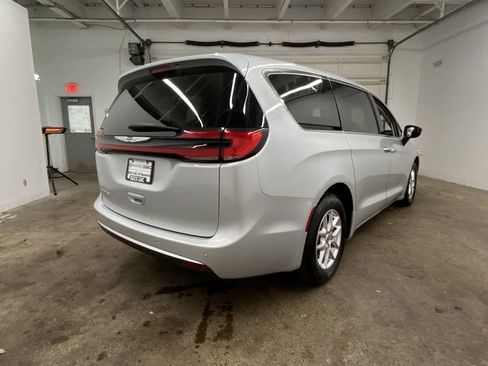 Used 2024 Chrysler Pacifica Touring-L image 6