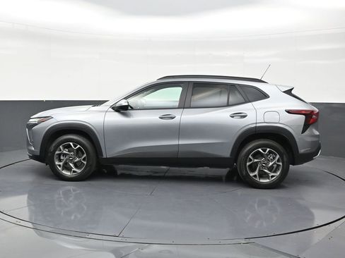 Used 2025 Chevrolet Trax LT FWD image 2