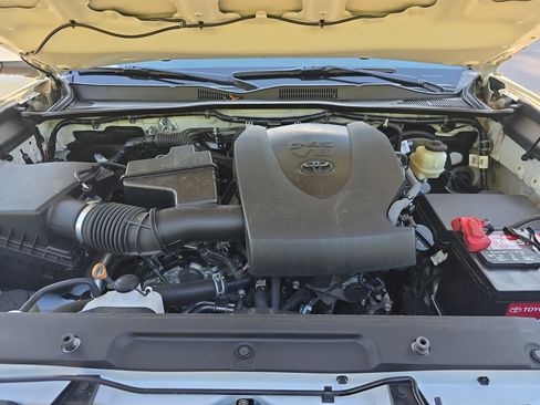 Used 2021 Toyota Tacoma TRD Sport AWD/4WD image 33