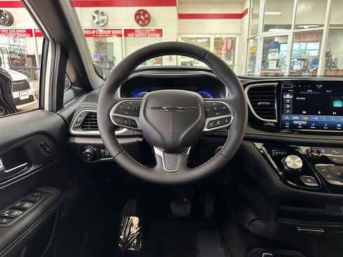 New 2026 Chrysler Pacifica Select image 15