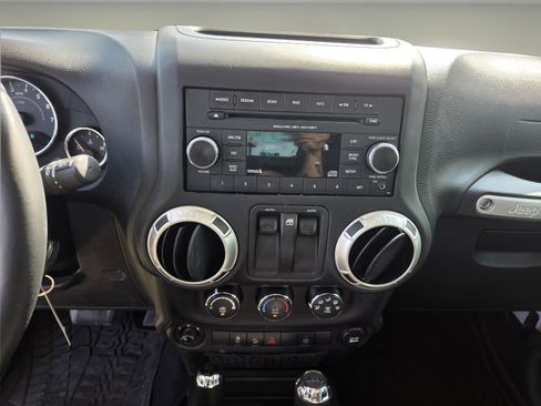 Used 2017 Jeep Wrangler Rubicon w/ Power Convenience Group AWD/4WD image 15